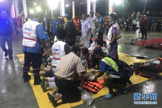 7月5日，在泰国普吉府普吉岛，急救人员救治获救游客。新华社发.jpg