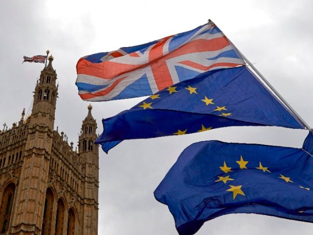 6月20日,反对脱欧的抗议者在英国伦敦议会大厦外升起英国国旗(上)和