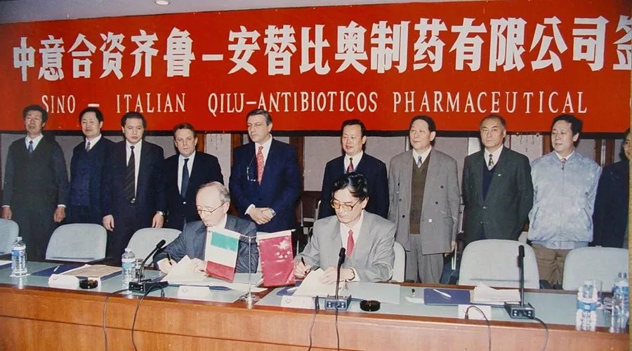 惯例是从最基层的第一线干起的:从粉针分装车间生产线到化学合成车间