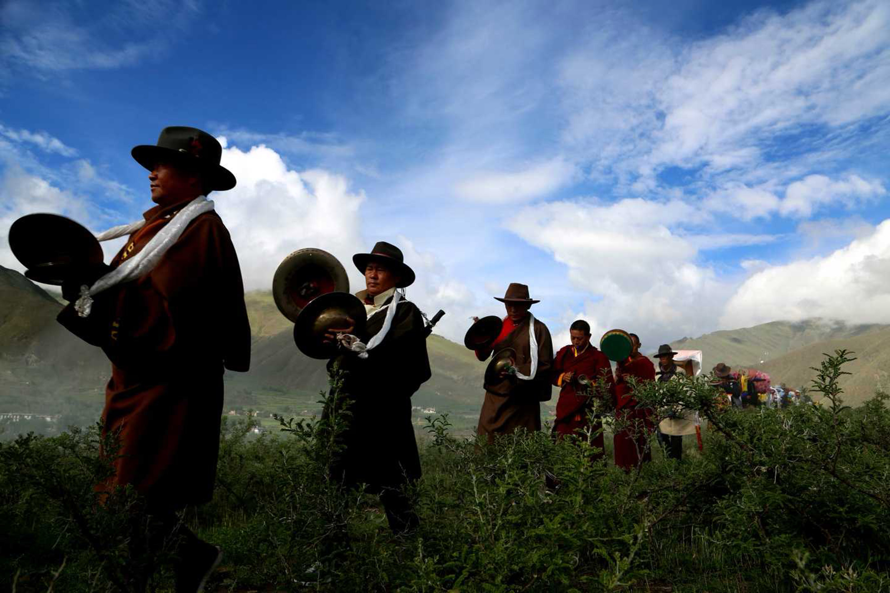 西藏农民欢度望果节祈盼丰收