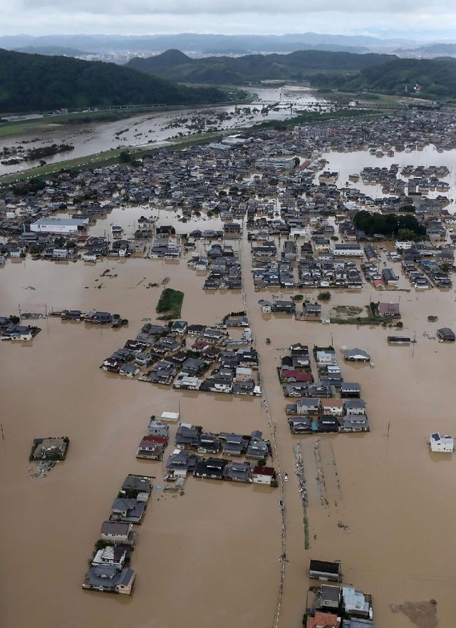 7月8日,在日本冈山县仓敷市,房屋浸泡在洪水中