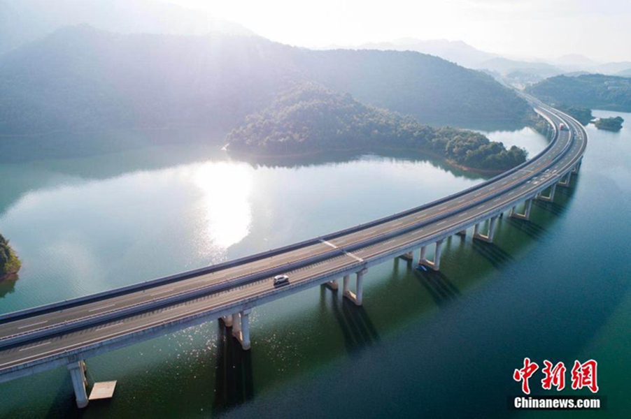 至武宁的永武高速公路横跨在水光山色俱佳的湖面,穿行在千座河熘