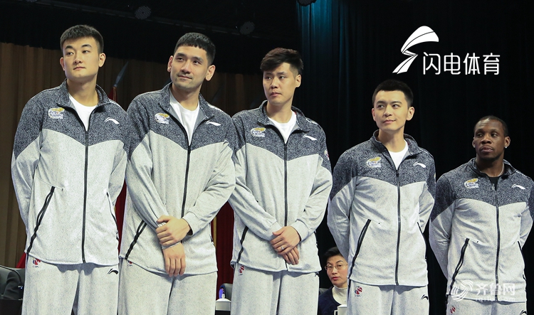 郭士强介绍:"贺天举和李晓旭从美国刚回来没几天,还没有和球队参加