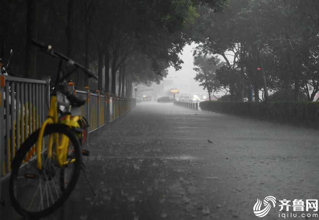 大雨转雷阵雨图片