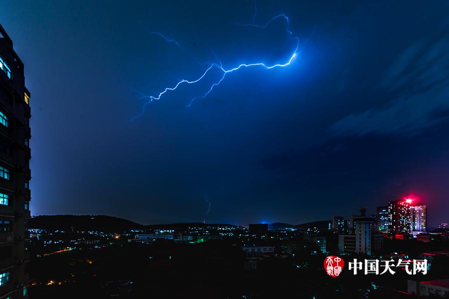 29日夜间,湖北武汉上空持续电闪雷鸣,根据湖北省气象局闪电监测业务