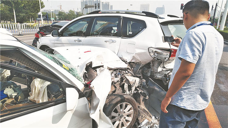 包茂高速四川万源境内发生多车追尾 交通中段4小时