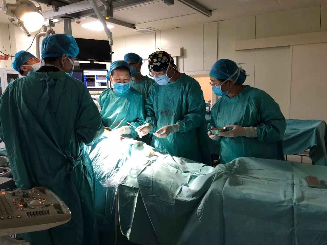 惊心动魄青岛医生隔着妈妈肚子为胎儿做心脏手术国内首列最小胎龄