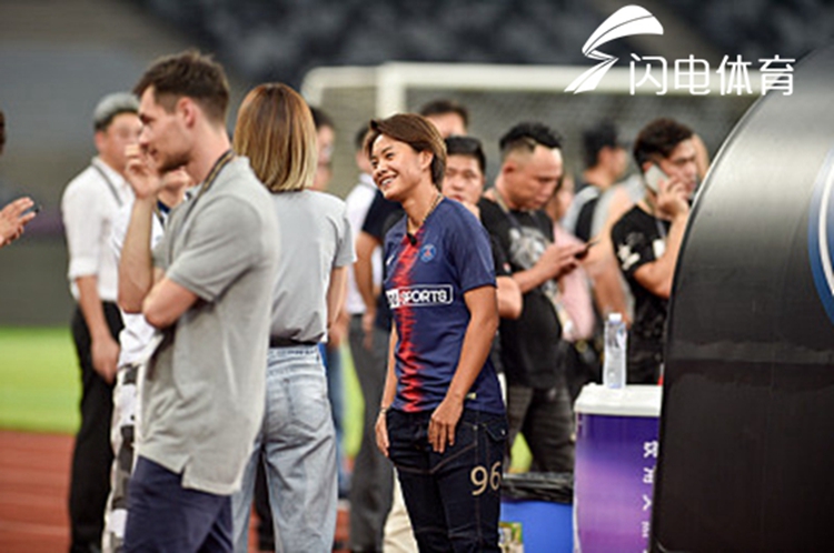 王霜正式加盟大巴黎身穿巴黎球衣自信亮相