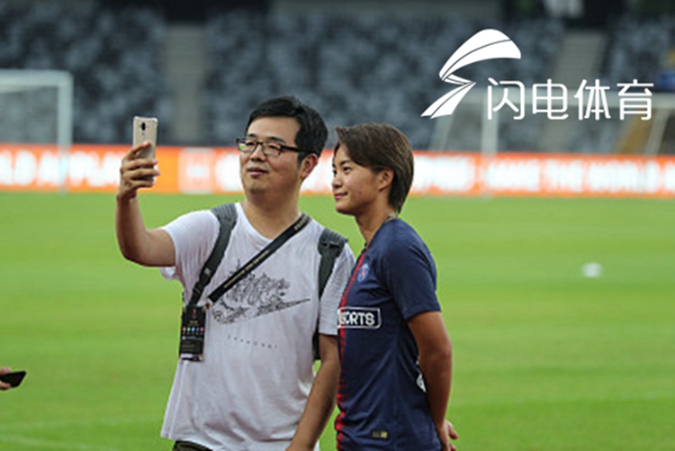 王霜正式加盟大巴黎身穿巴黎球衣自信亮相