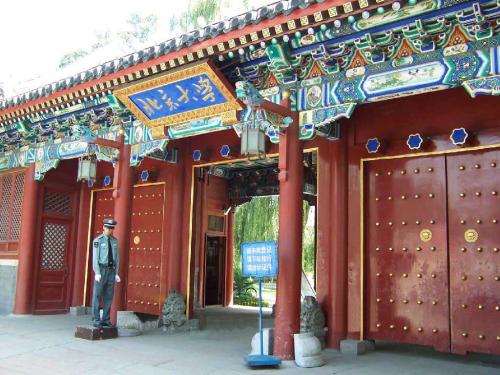 北大化学楼又炸了?北大保卫部:系正常拆除 已报备
