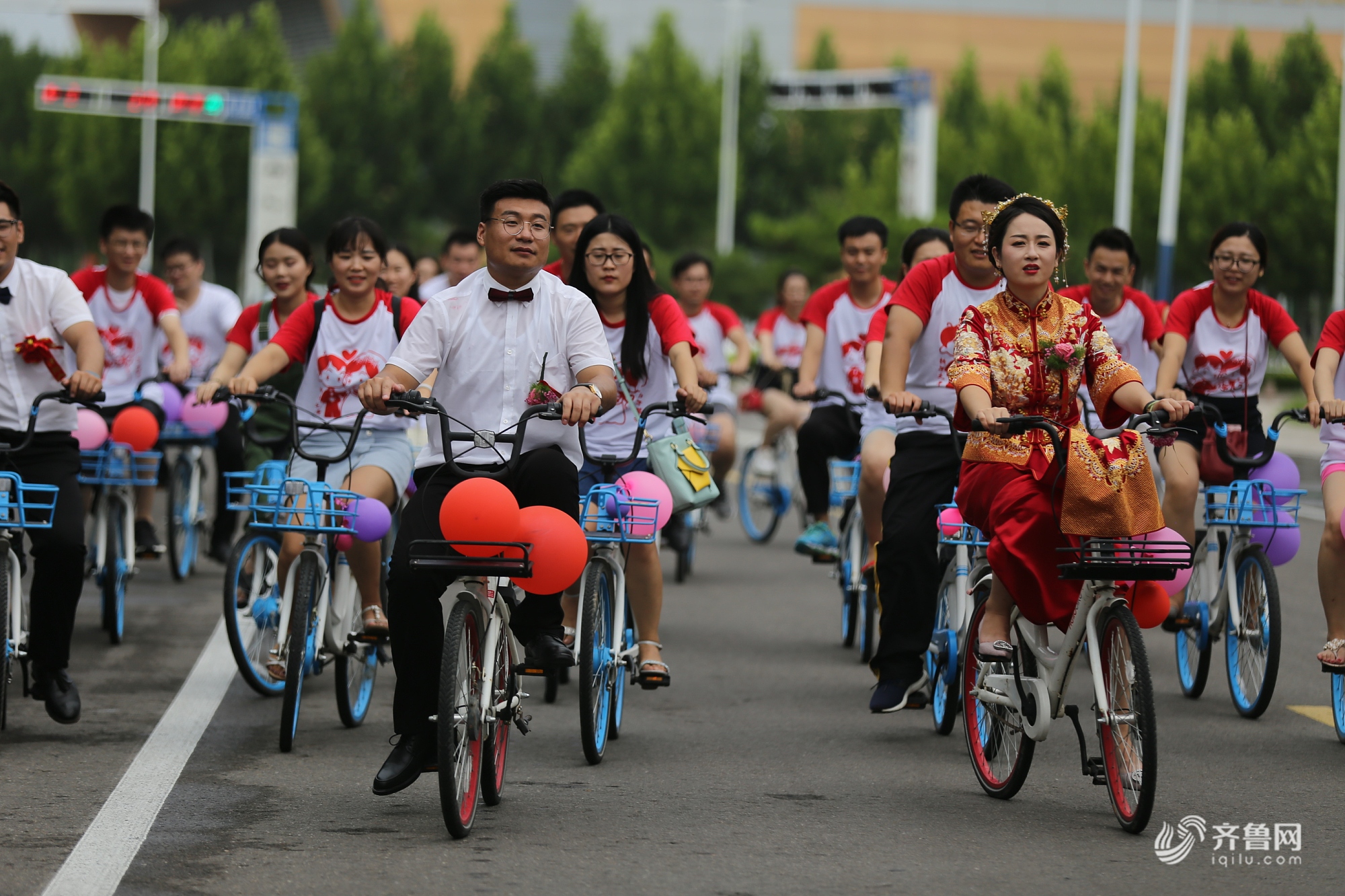 2018年8月8日,山东东营,由40辆共享单车组成的"婚车"车队骑行在垦利