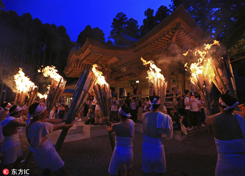 日本福岛核灾后首次举办火把节 烈火赤焰照亮黑夜