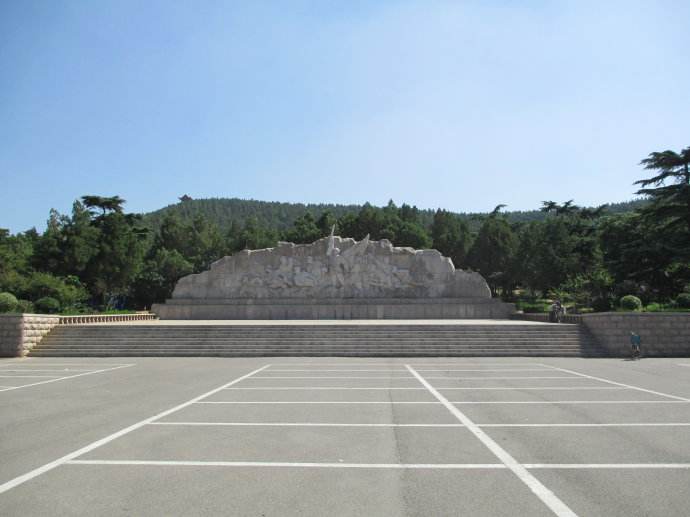 诗说济南英雄山下的广场为啥叫赤霞广场