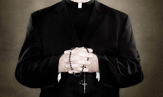 美教会曝性侵丑闻:神父下半身为何几百年管不好?