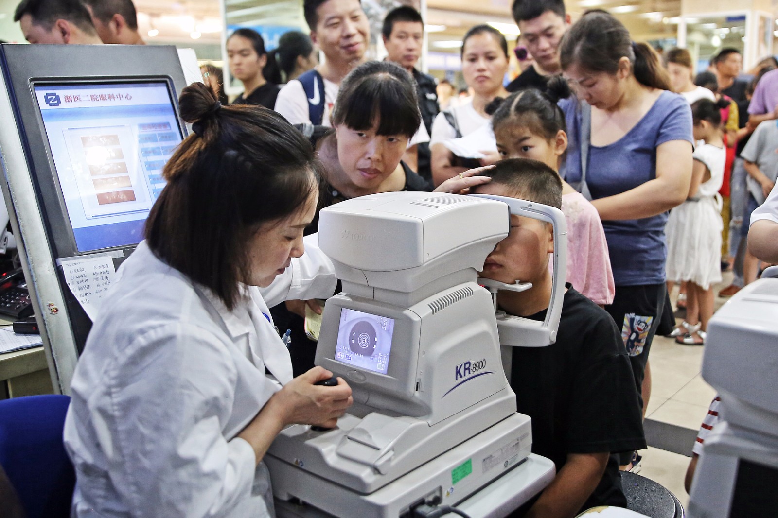 火爆这个暑假杭州一医院眼科每天近3000人就诊