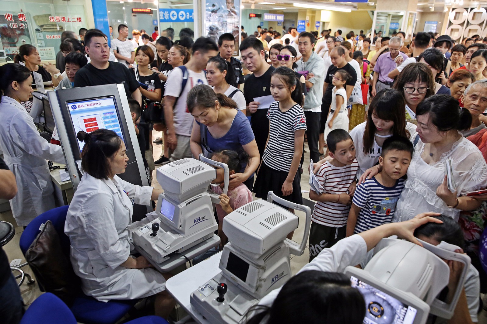 火爆!这个暑假 杭州一医院眼科每天近3000人就诊