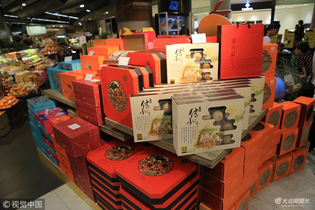 济南各式礼盒月饼摆上超市显眼位置抢占中秋商机
