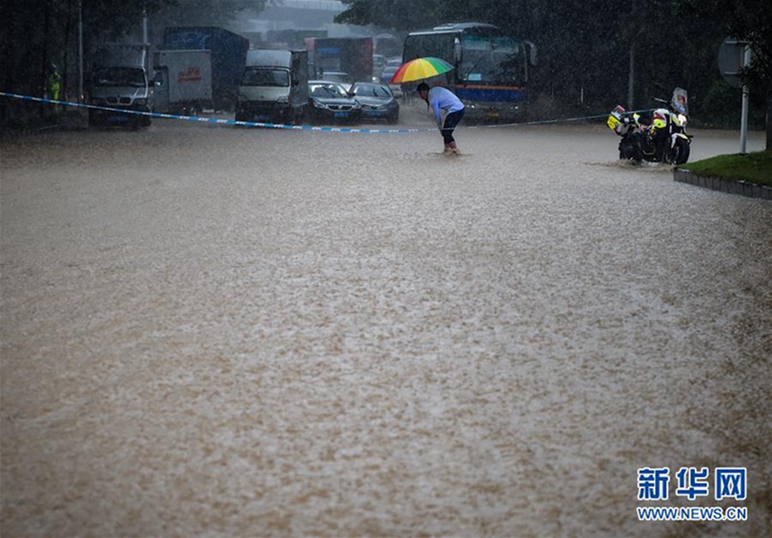 深圳遭遇暴雨天气全市多地积水