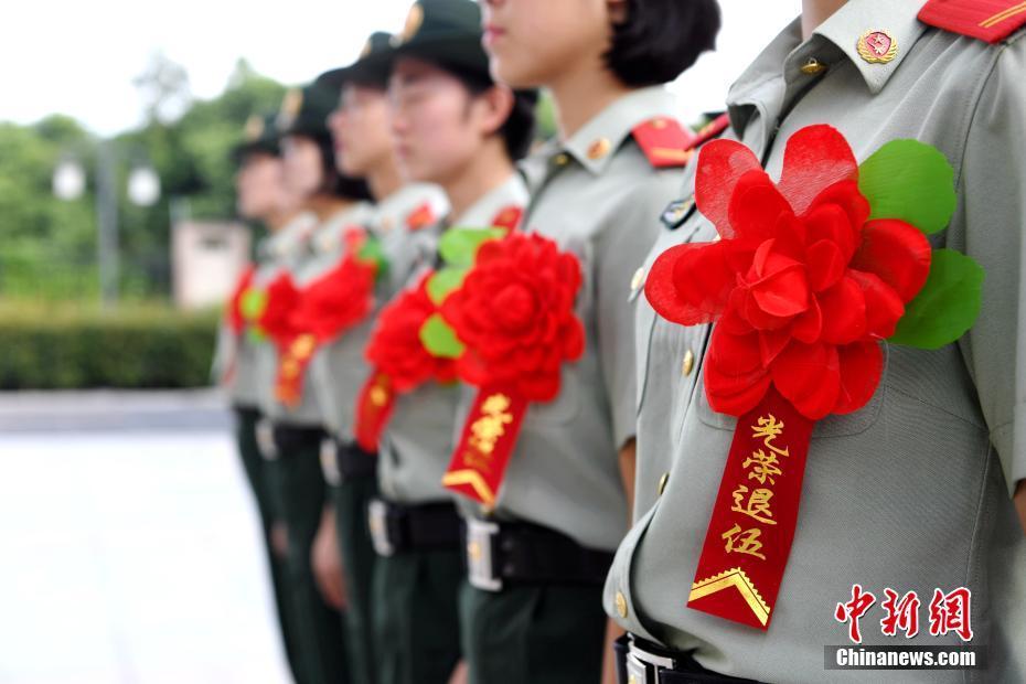 武警安徽总队退伍女兵向警徽告别