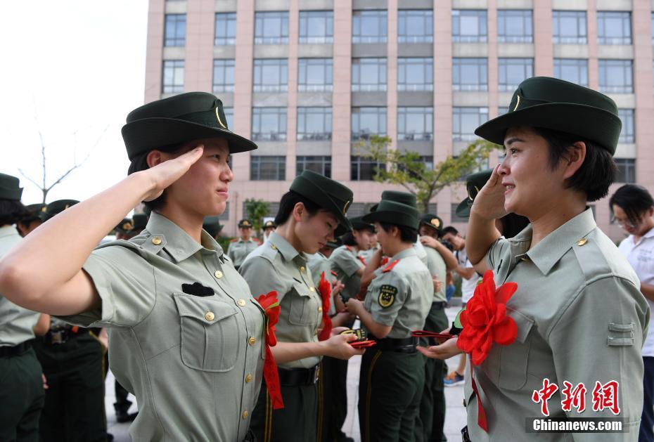 武警安徽總隊退伍女兵向警徽告別