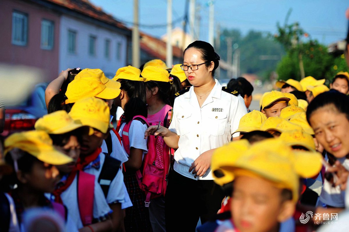 开学季实拍青岛乡村小学生首次乘坐校车