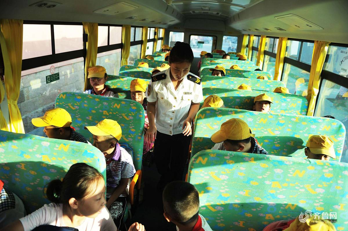 开学季实拍青岛乡村小学生首次乘坐校车