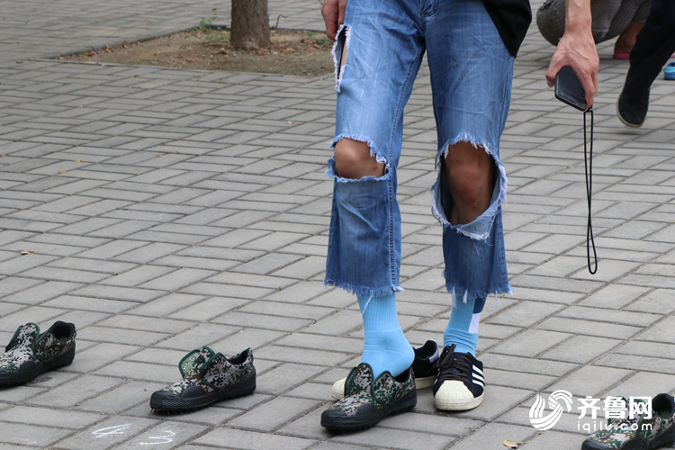 开学季丨山师校园惊现脱鞋族他们到底在干啥