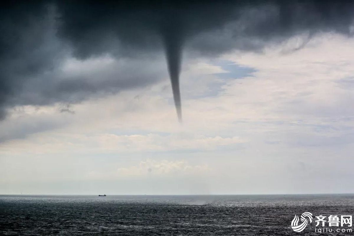 壮观!威海成山头现龙吸水奇观 多条龙卷风海面盘旋