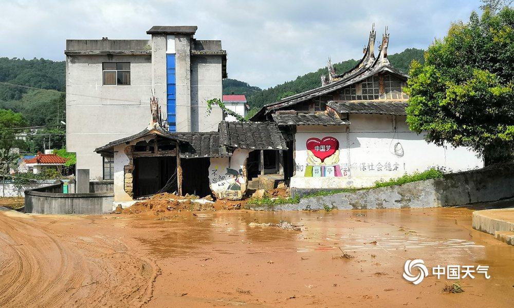 福建德化遭遇强降雨部分房屋积水道路塌方