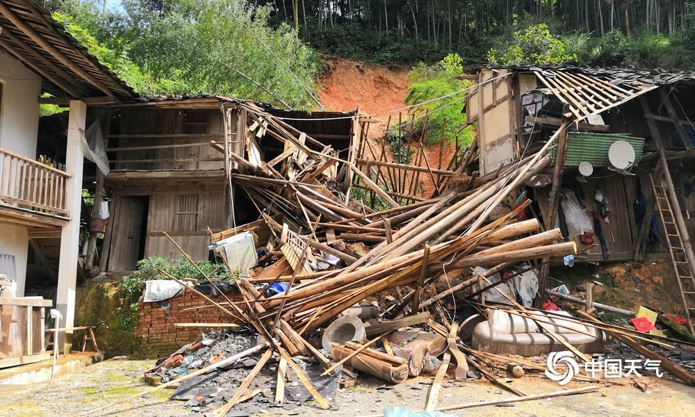 福建德化遭遇强降雨部分房屋积水道路塌方