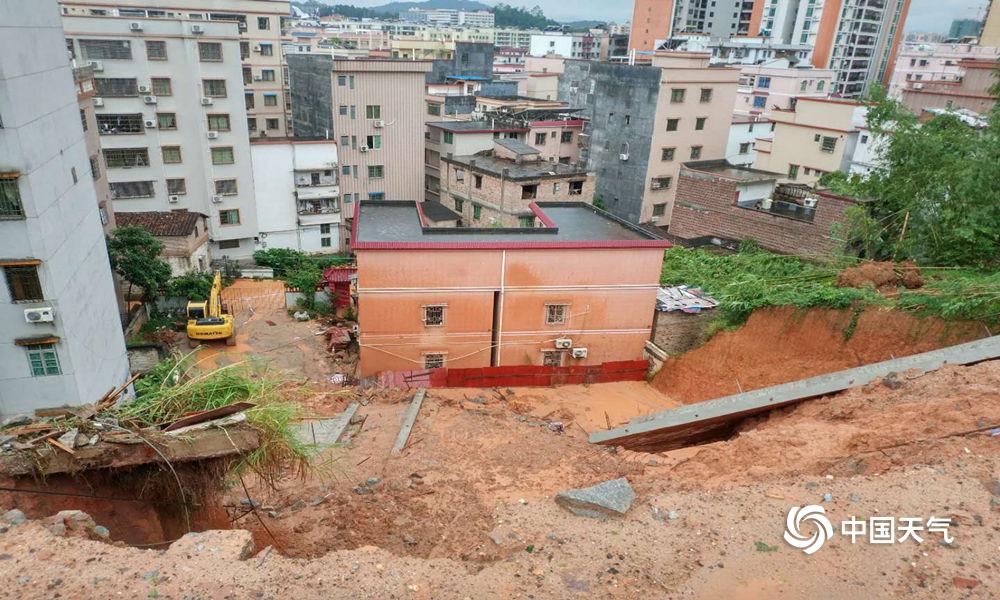图为肇庆广宁县第一中学地质灾害点再次塌方.