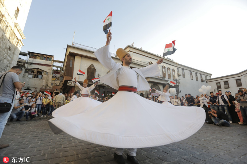 叙利亚迎接世界和平日男子表演传统舞蹈裙裾翩跹