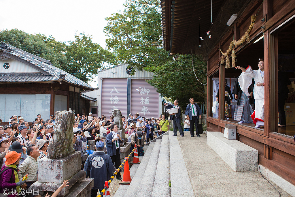 日本神社秋季盛典举行日式传统婚礼 新娘坐黄包车穿过花海