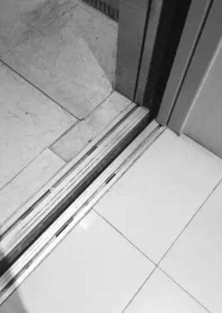 女婿拧开电梯门岳父踏空坠亡女婿开电梯门是想检查