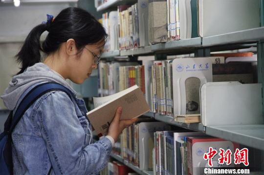 1年阅读600本书 山东大学“图书馆女孩”走红校园.jpg