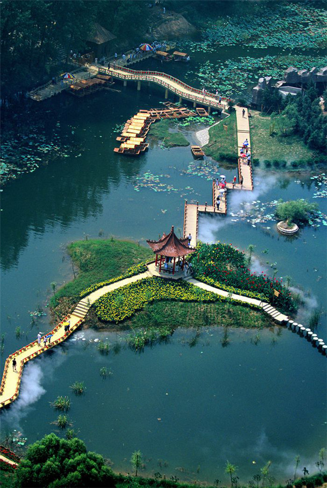 滕州微山湖湿地红荷旅游风景区总面积90平方公里,湖域面积60平方公里