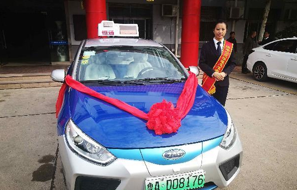 泰安万达广场东侧出租车专用通道试运行首辆出租车5分钟完成接单