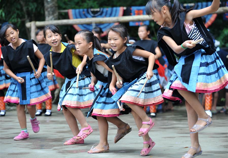 服饰的孩子在广西南丹县里湖瑶族乡里湖社区王尚屯表演民族舞蹈(2013