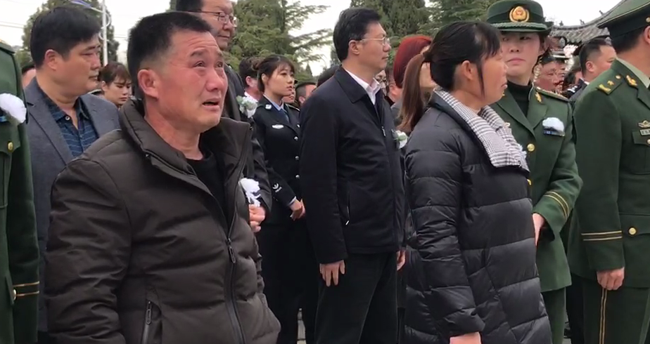直播:万人送别23岁烈士王成龙,父母现场失声痛哭