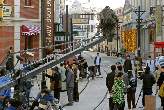 16年12月23日,一家影视剧组在香港街拍摄基地拍摄电视剧.