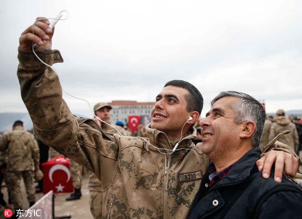 土耳其特种士兵参加宣誓仪式摄影师抓拍铁汉柔情