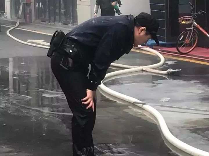 1米8壮汉一张弯腰照火了太心疼