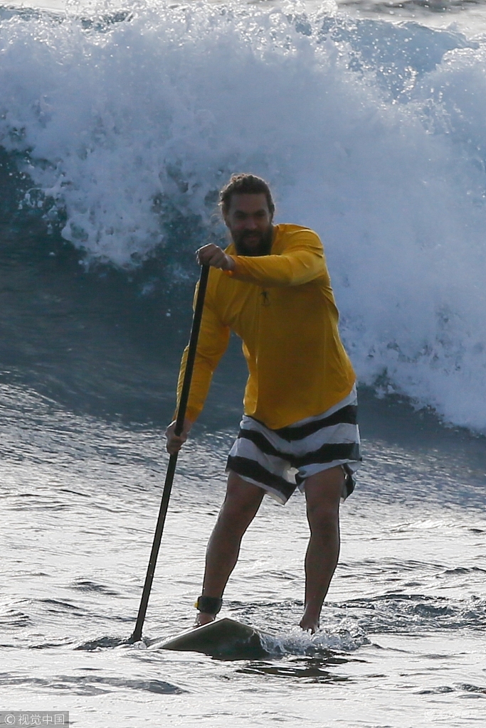 "海王"杰森·莫玛冲浪 上演海底版"速度与激情"