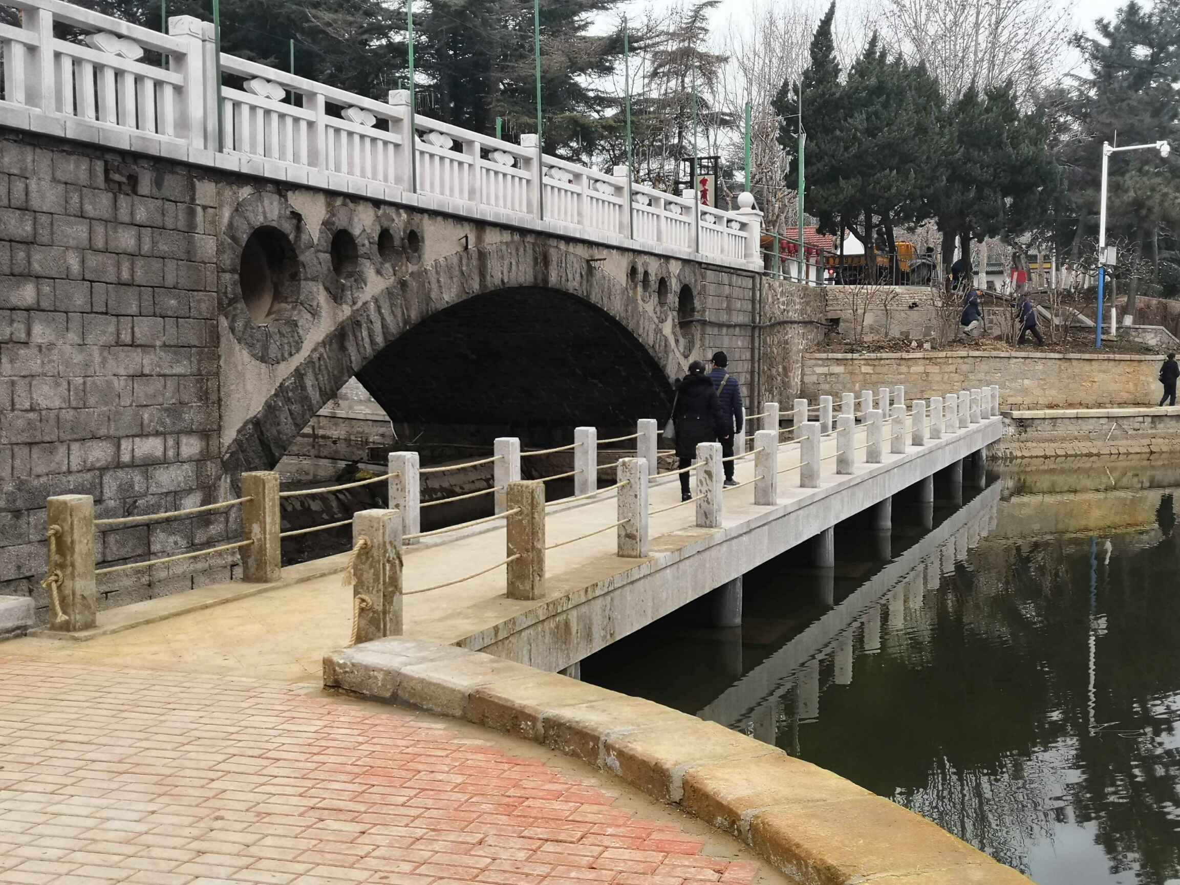 烟台南山公园人工湖新桥建成环湖观光增色更便民