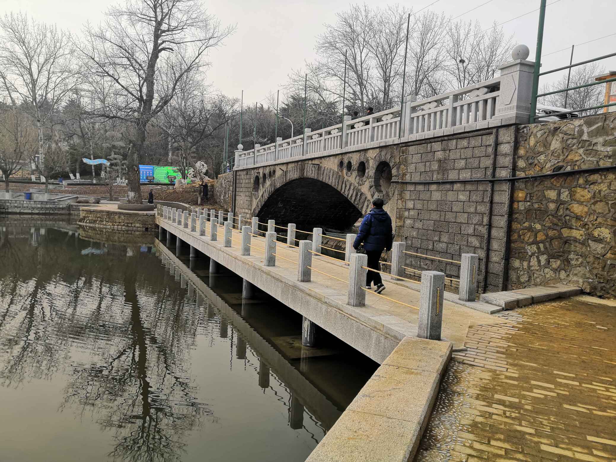 烟台南山公园人工湖新桥建成环湖观光增色更便民