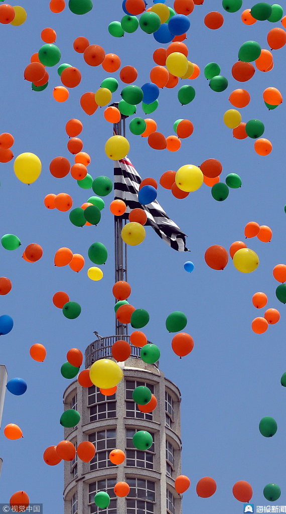 巴西圣保罗举行年终庆典放飞彩色气球唯美浪漫