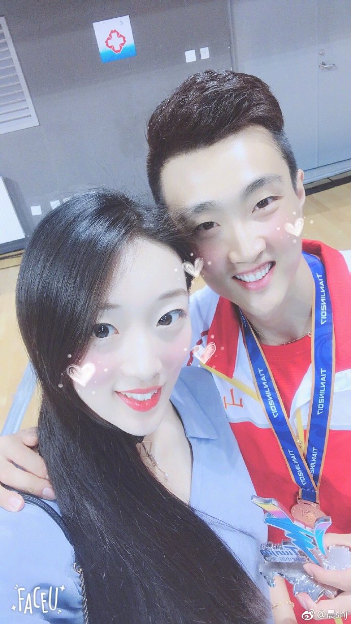 郎才女貌大长腿男排国手季道帅与山东女排姑娘领证