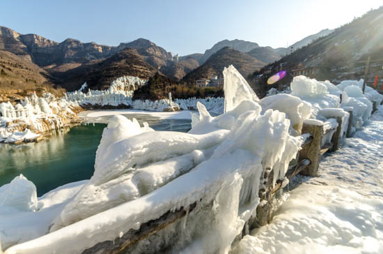 潭溪山的高空玻璃栈桥无疑是淄博旅游市场上最火爆的旅游景点.