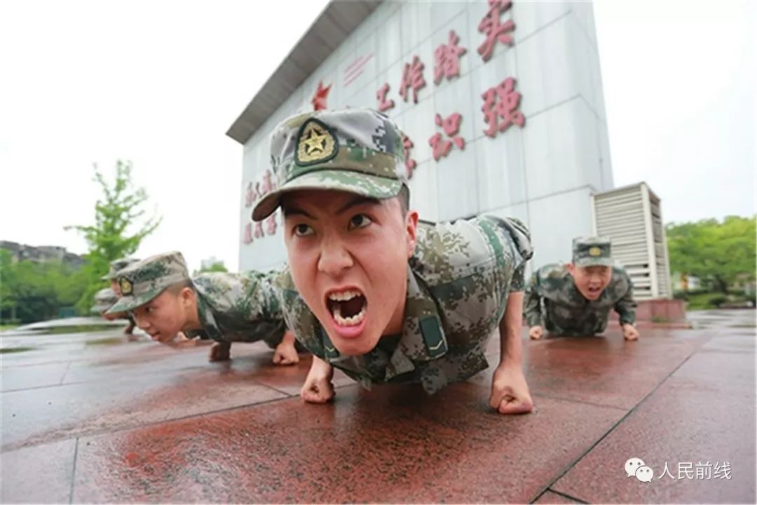 认真容不得半点马虎 认真在军人的字典里同样如此 ▲俯卧撑一个也不能