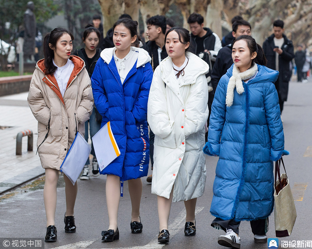 南京艺术学院校考美女帅哥不惧严寒追求艺术梦